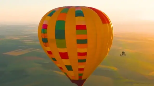 Video thumbnail for Mountain biker becomes first to ride off a hot air balloon