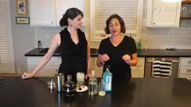 'Video thumbnail for How to Make a Bramble Cocktail - Simply Jocelyn'