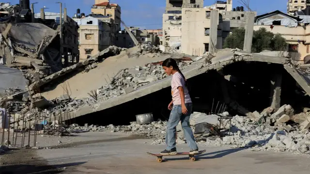Video thumbnail for Gaza's young skateboarders turn war rubble into makeshift skate parks