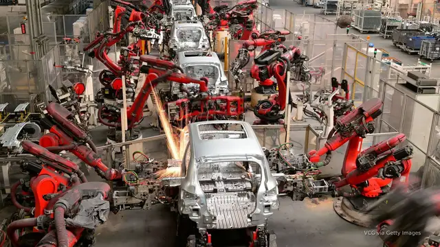 Video thumbnail for Hyundai’s US factory employs robots and humans — and skirts tariffs too