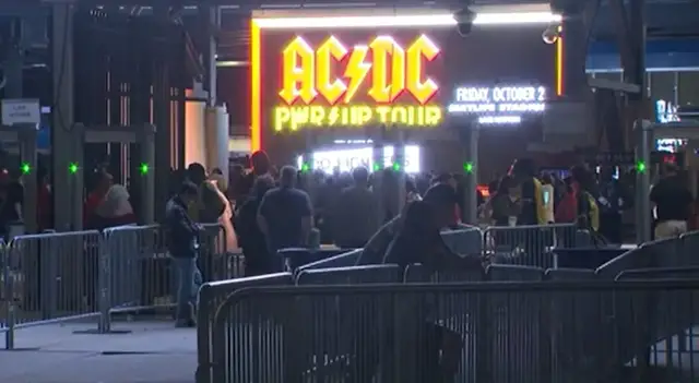 Video thumbnail for We Salute You - for the last time? AC/DC closes tour in New Jersey with Foo Fighters