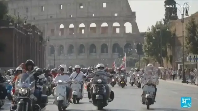 Video thumbnail for Thousands of Vespas swarm Rome to mark scooter’s 80th anniversary