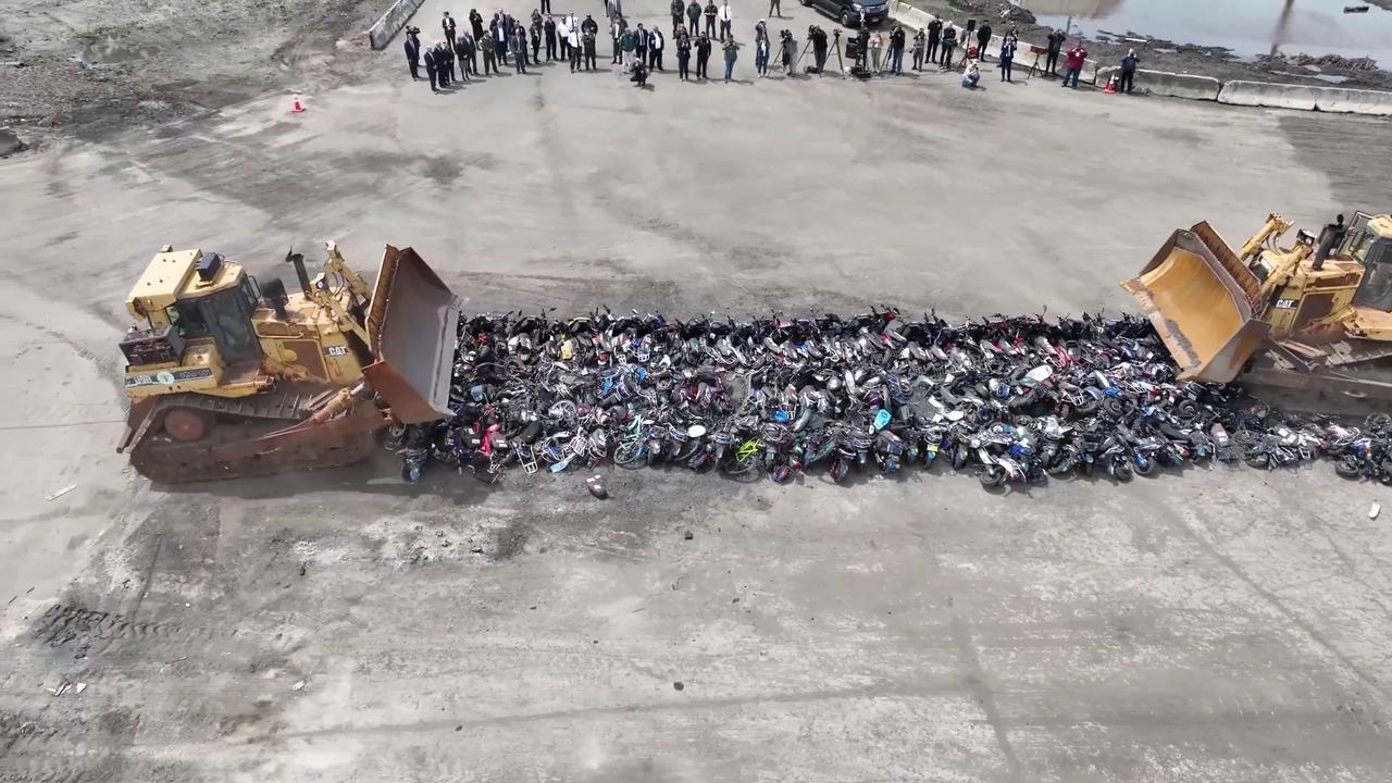Video thumbnail for US: NYPD Crushes Hundreds Of Illegal Mopeds And Scooters In Staten Island Crackdown.