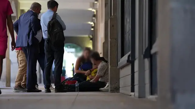 Video thumbnail for France: As France bakes, rough sleepers fight to survive record heatwave.
