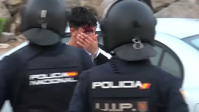 Video thumbnail for Police hit migrants with batons during camp transfer in Ceuta