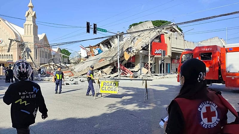 Video thumbnail for At least four killed as quake triggers tsunami in southern Philippines