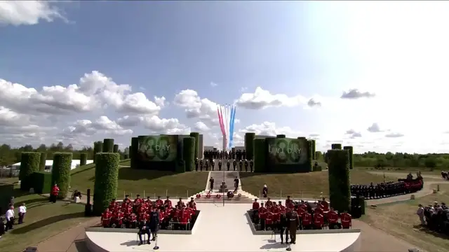'Video thumbnail for Watch the Red Arrows soar over VJ Day ceremony in incredible display'