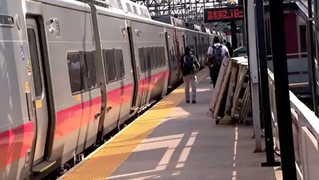 Video thumbnail for Threat aboard rush-hour Metro-North train sparks evacuation and major response near Grand Central Terminal