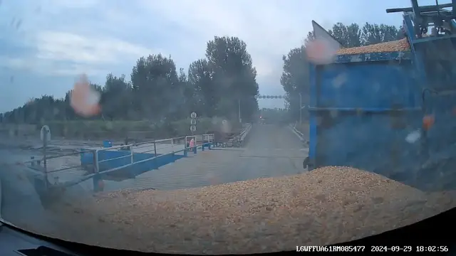 Video thumbnail for Tricycle Overload Causes Crash on Shandong Bridge