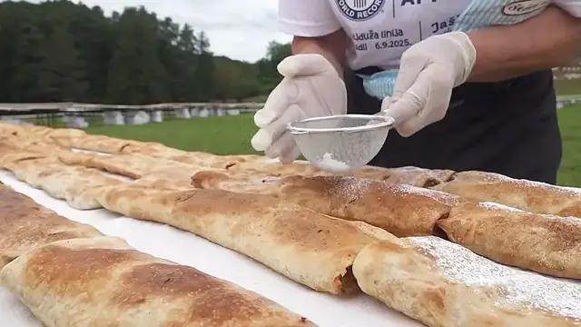 'Video thumbnail for Croatian village Jaškovo sets new Guinness record with 3,136-metre strudel'