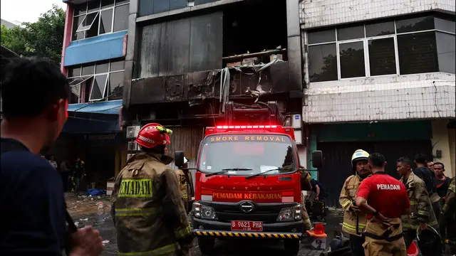 Video thumbnail for Deadly fire breaks out in office building in Indonesia’s capital