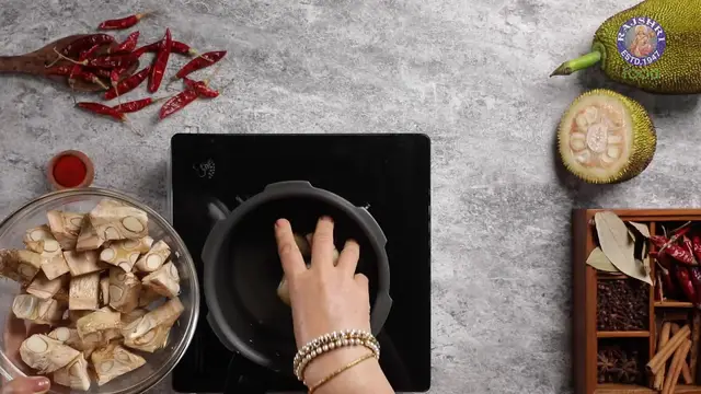 Video thumbnail for Jackfruit Curry Recipe ｜ Kathal Ki Sabzi ｜ Raw Jackfruit Recipes ｜ Best Curry For Roti, Steamed Rice - RajshriFood (1080p)