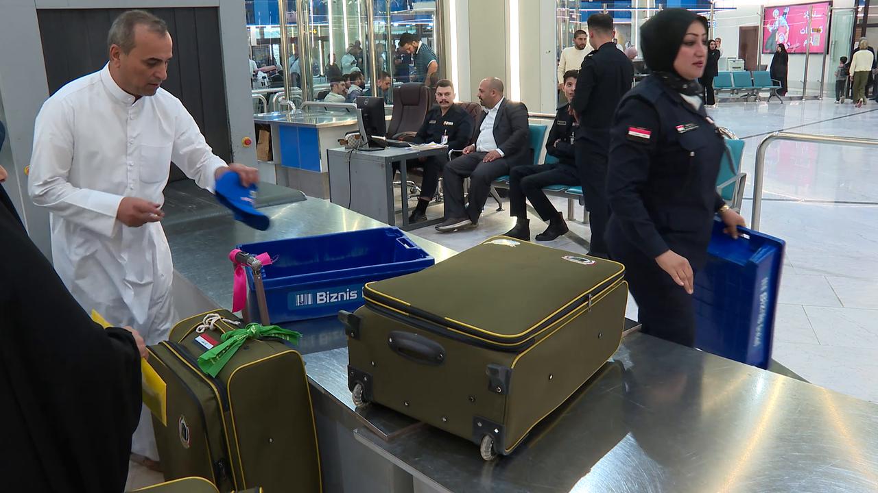 Video thumbnail for Iraq: Iraqi pilgrims depart for Hajj from Baghdad airport.