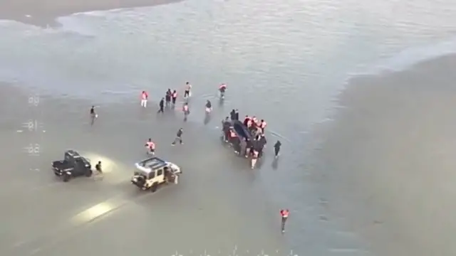 Video thumbnail for Migrants clash with French police as they attempt to cross the Channel