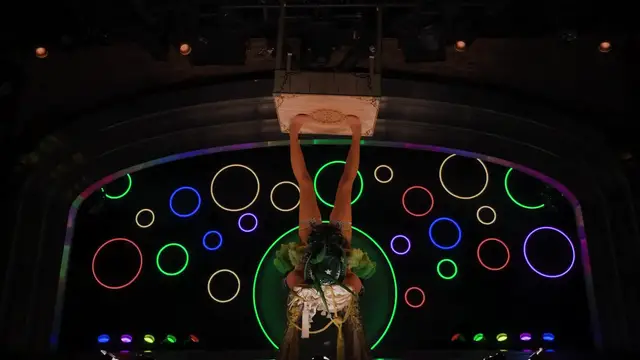 Video thumbnail for Most spins of a table with the foot in 30 seconds