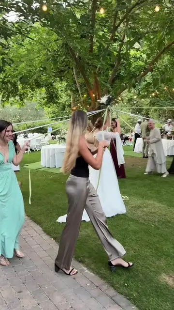 Video thumbnail for Bride Surprises Mother with Ribbon Bouquet Moment in Italy