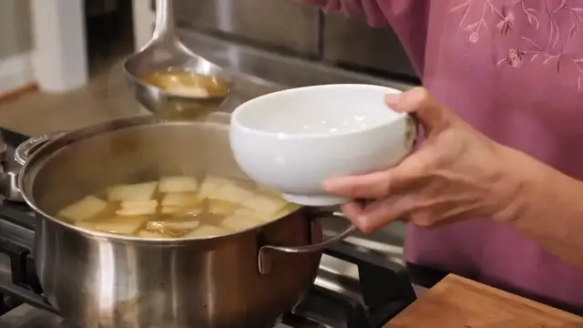 'Video thumbnail for Korean beef and radish soup (Muguk, 무국)! Quick and easy! (720p 60fps)'