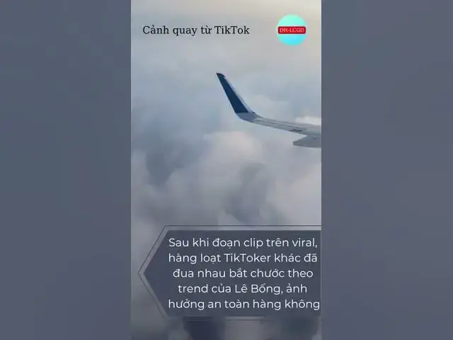 Video thumbnail for TREND | Đặt điện thoại ra ngoài khung cửa sổ máy bay để săn mây: Hiểm hoạ khôn lường! #shorts