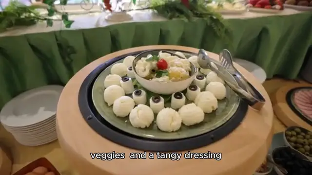 Video thumbnail for Classic Cobb Salad Recipe