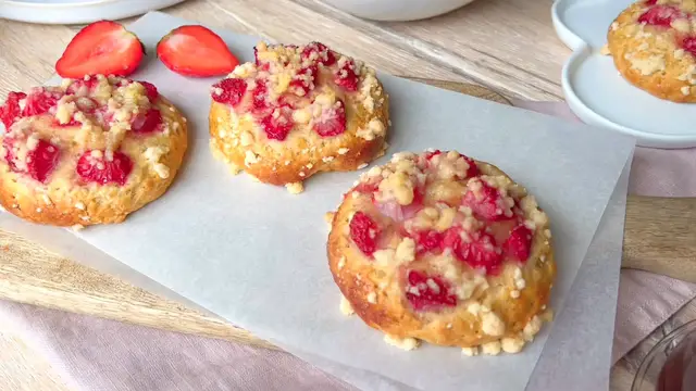 Video thumbnail for Strawberry Crumble Buns