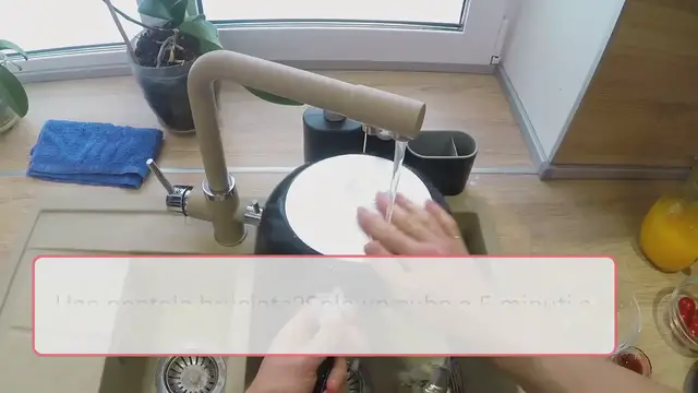 Video thumbnail for Una pentola bruciata? Solo un cubo e 5 minuti e “non lo strofinerai mai più”