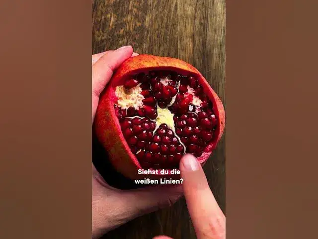 Video thumbnail for Die einfachste Methode einen Granatapfel zu entkernen #shorts