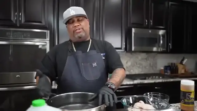 Video thumbnail for The Secret to the Perfect Fried Chicken Wings