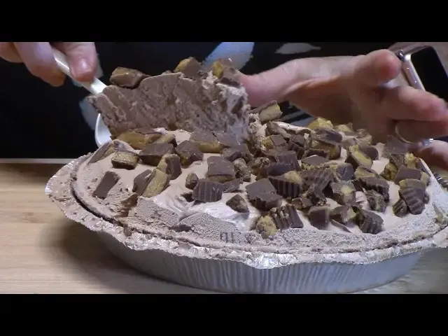 Video thumbnail for CHOCOLATE PEANUT BUTTER CUP PIE