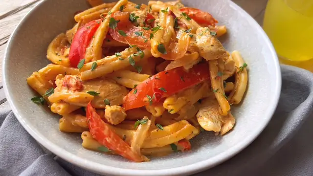 Video thumbnail for  Cajun Chicken Pasta One-Pot