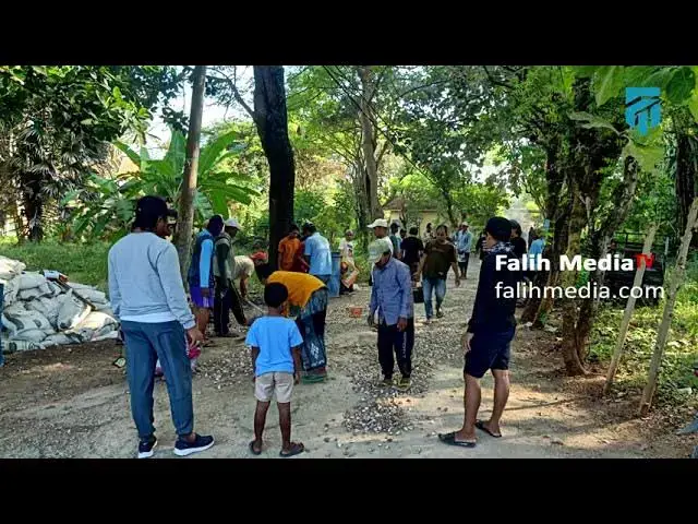 'Video thumbnail for Aksi Nyata Warga Julung Aspal Jalan 700 Meter dengan Dana Swadaya'