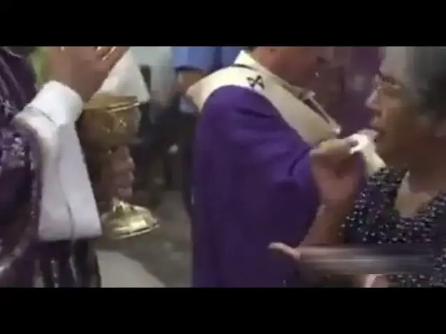 Video thumbnail for Nadbiskup uskratio pričest ženi koja je klečala