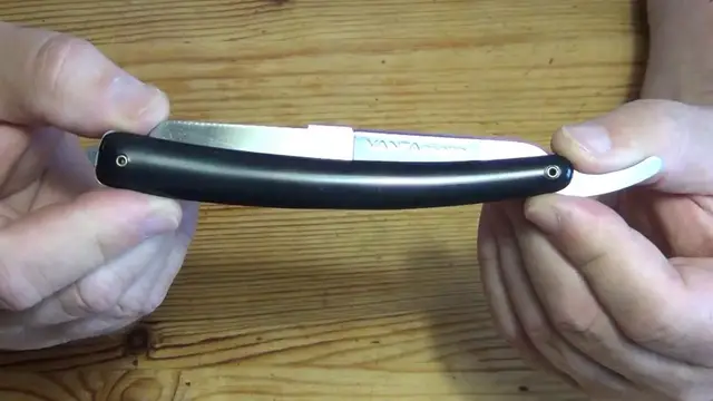 'Video thumbnail for Klinge bei einem Rasiermesser mit Wechselklingen tauschen - Rasurguru'