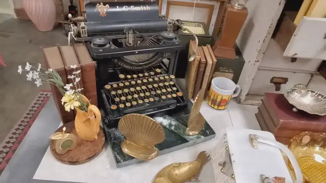Video thumbnail for Central Goods Antique Shop With Me + Magnolia Market Fall Sneak Peek 2022
