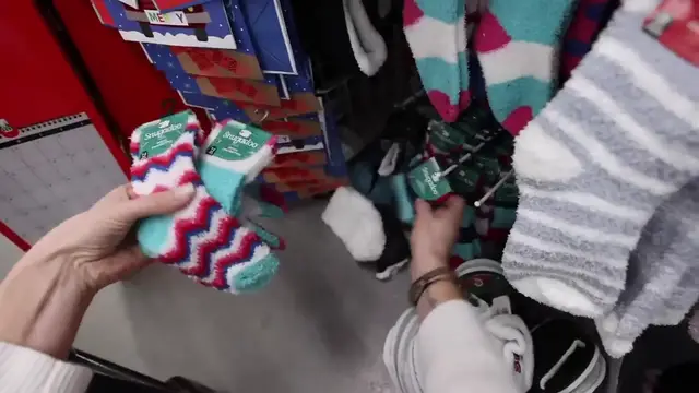 Video thumbnail for EASY GIFT WRAP HACKS you NEED know_ 🎁 100_ quick_(720P_HD)