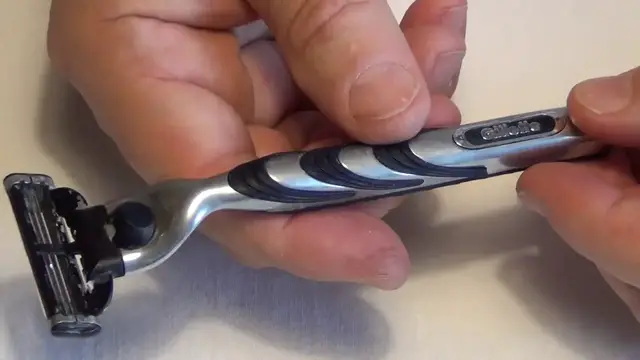 'Video thumbnail for Gillette 3-Klingen Rasierer'