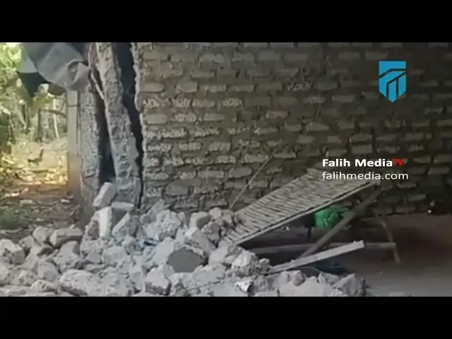 'Video thumbnail for Rumah Bantuan BSPS Ambruk di Sumenep | Warga Pertanyakan Kualitas Bangunan Pemerintah'