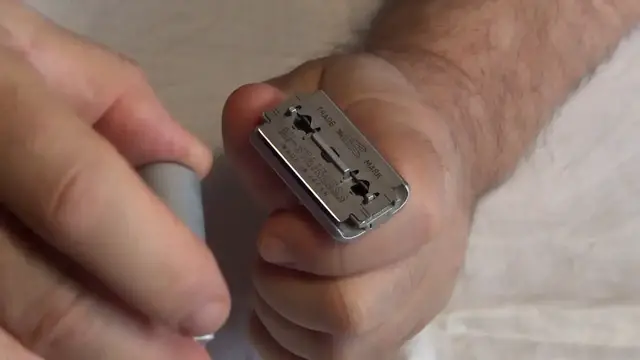 Video thumbnail for Rasierklinge beim Merkur Futur Rasierhobel tauschen Anleitung
