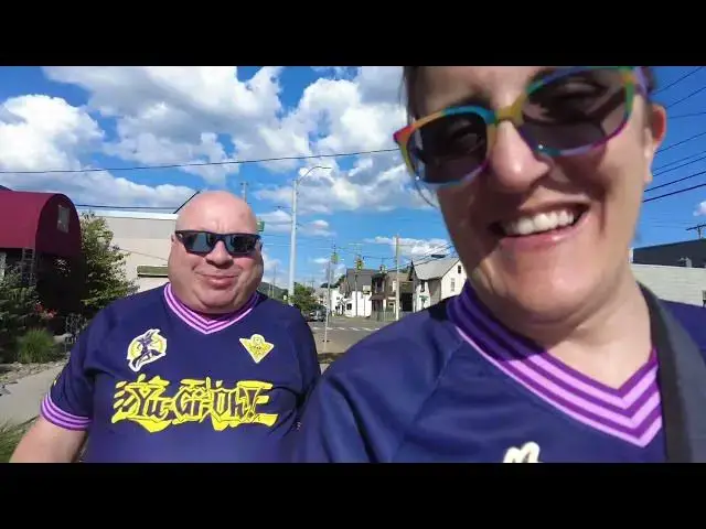 Video thumbnail for Eating Our Way Through Niagara Falls 🇺🇸🍕