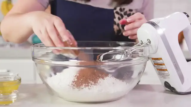 Video thumbnail for Most Amazing Red Velvet Cupcakes(720P HD)