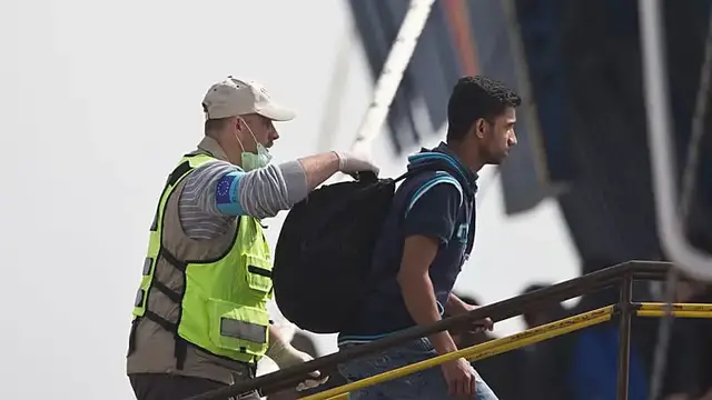 Video thumbnail for Greece rescues 545 migrants off Crete after distress call