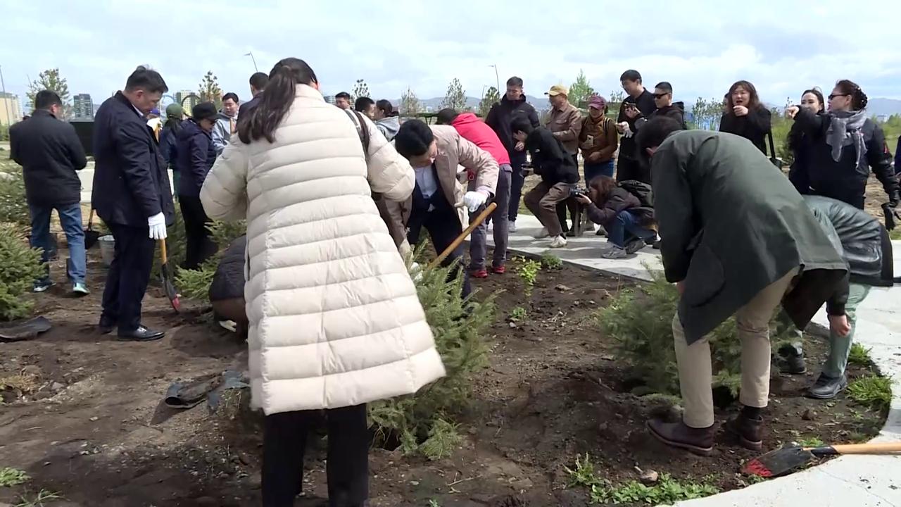 Video thumbnail for Mongolia: Chinese and Mongolian officials plant trees in Ulan Bator.