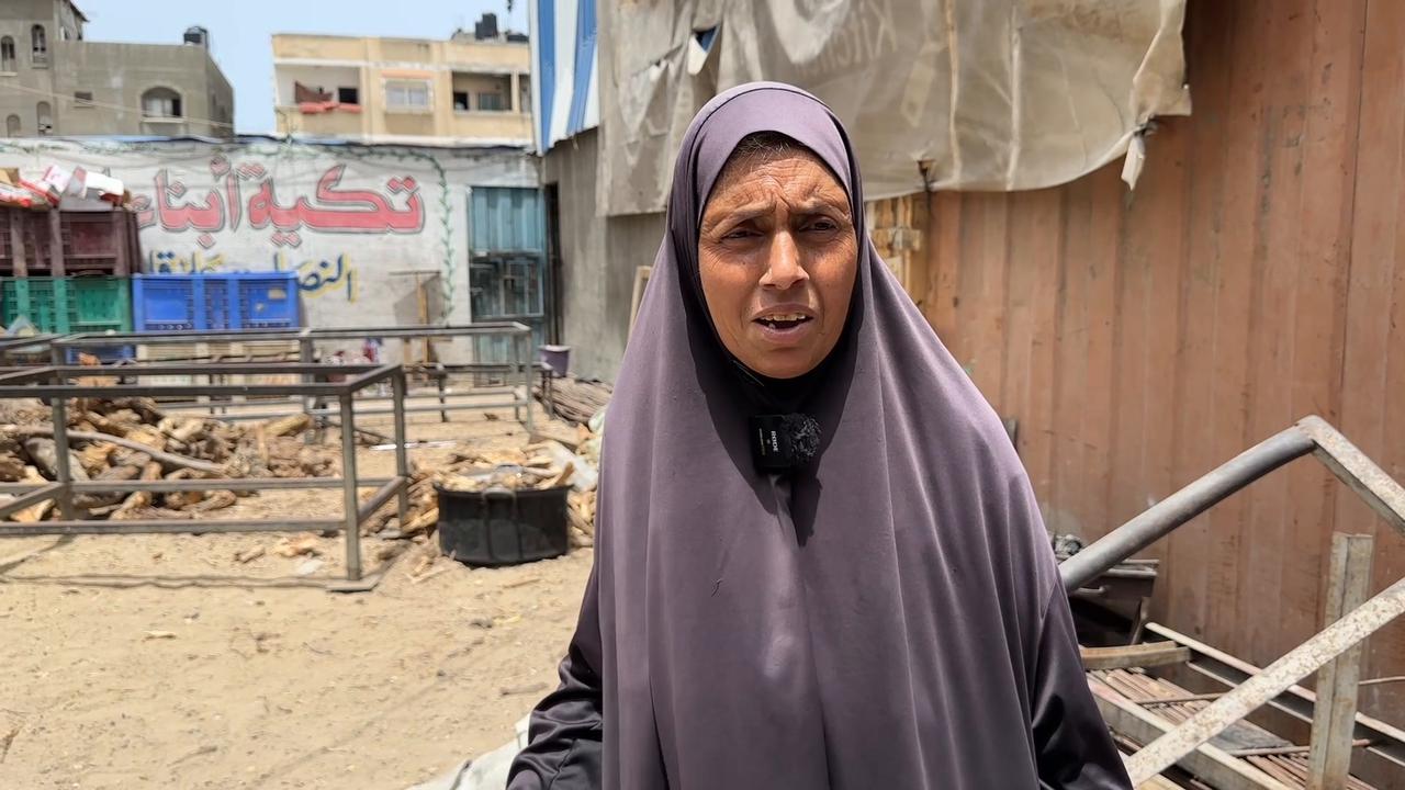 Video thumbnail for Hot meals distributed to displaced Palestinians in Gaza.