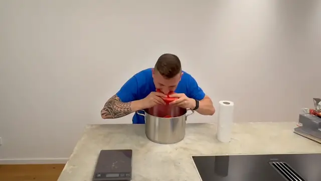 Video thumbnail for Most watermelon eaten in one minute - 1,405 grams by Andre Ortolf