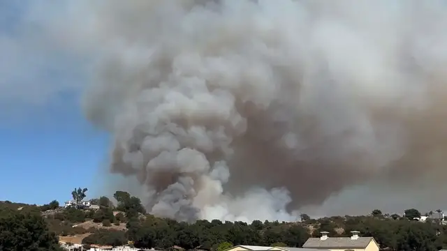Video thumbnail for US: Volcano Fire Forces Evacuations in Riverside County, California 3.