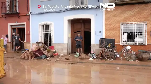 Video thumbnail for Residents clean up as deadly floods devastate eastern Spain