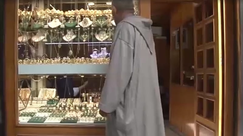 Video thumbnail for Moroccan men give traditional thanks to women for holy month cooking