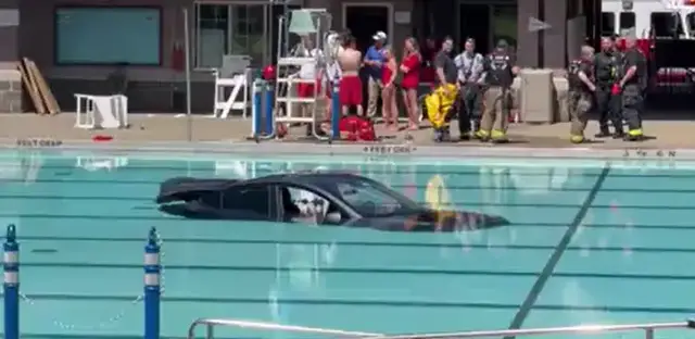 Video thumbnail for Car ends up Wavenly Park swimming pool