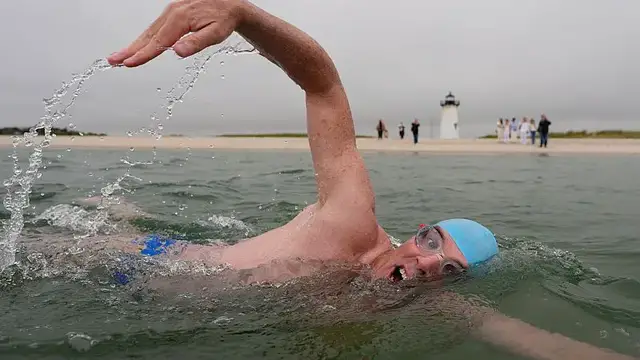 Video thumbnail for Endurance athlete begins swim in shark-infested waters