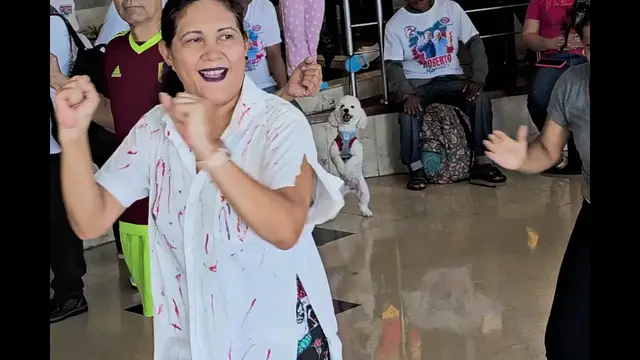 Video thumbnail for Poodle Mimics Dance Moves at Panama City Exercise Class