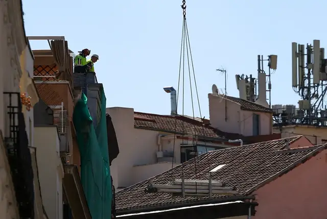 'Video thumbnail for Deadly building collapse kills 4 in Madrid'